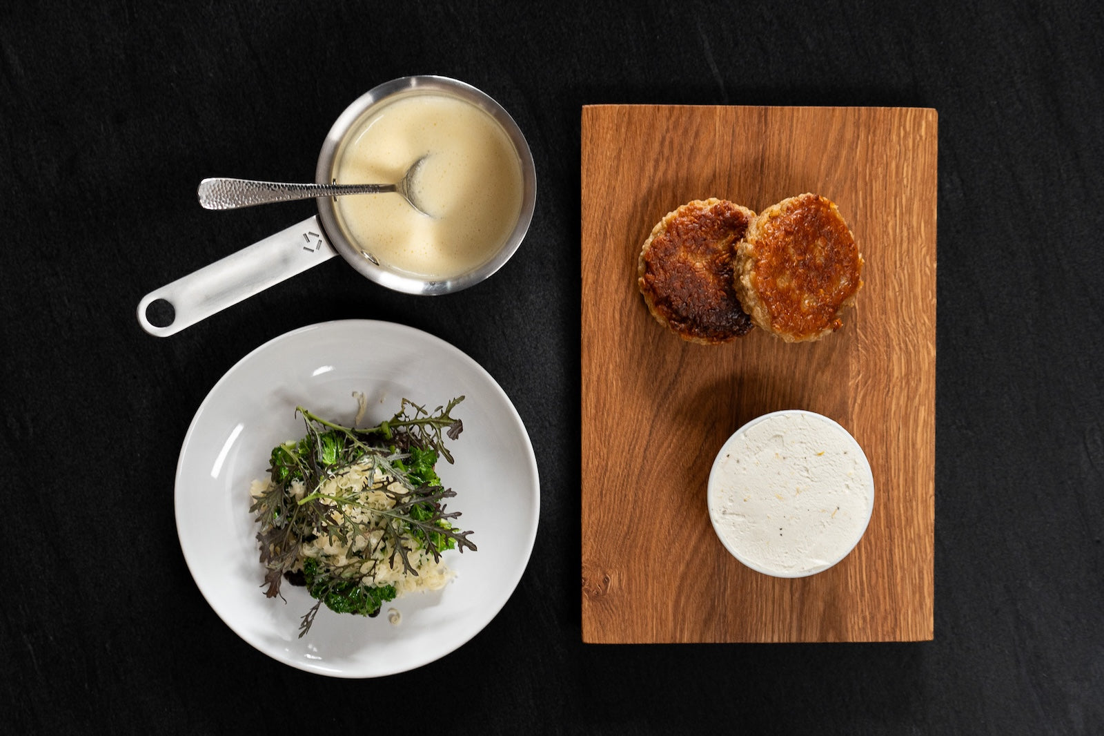 Glazed oyster mushrooms with kale and cheese sauce, served with Bornholm flatbread and pesto surprise.