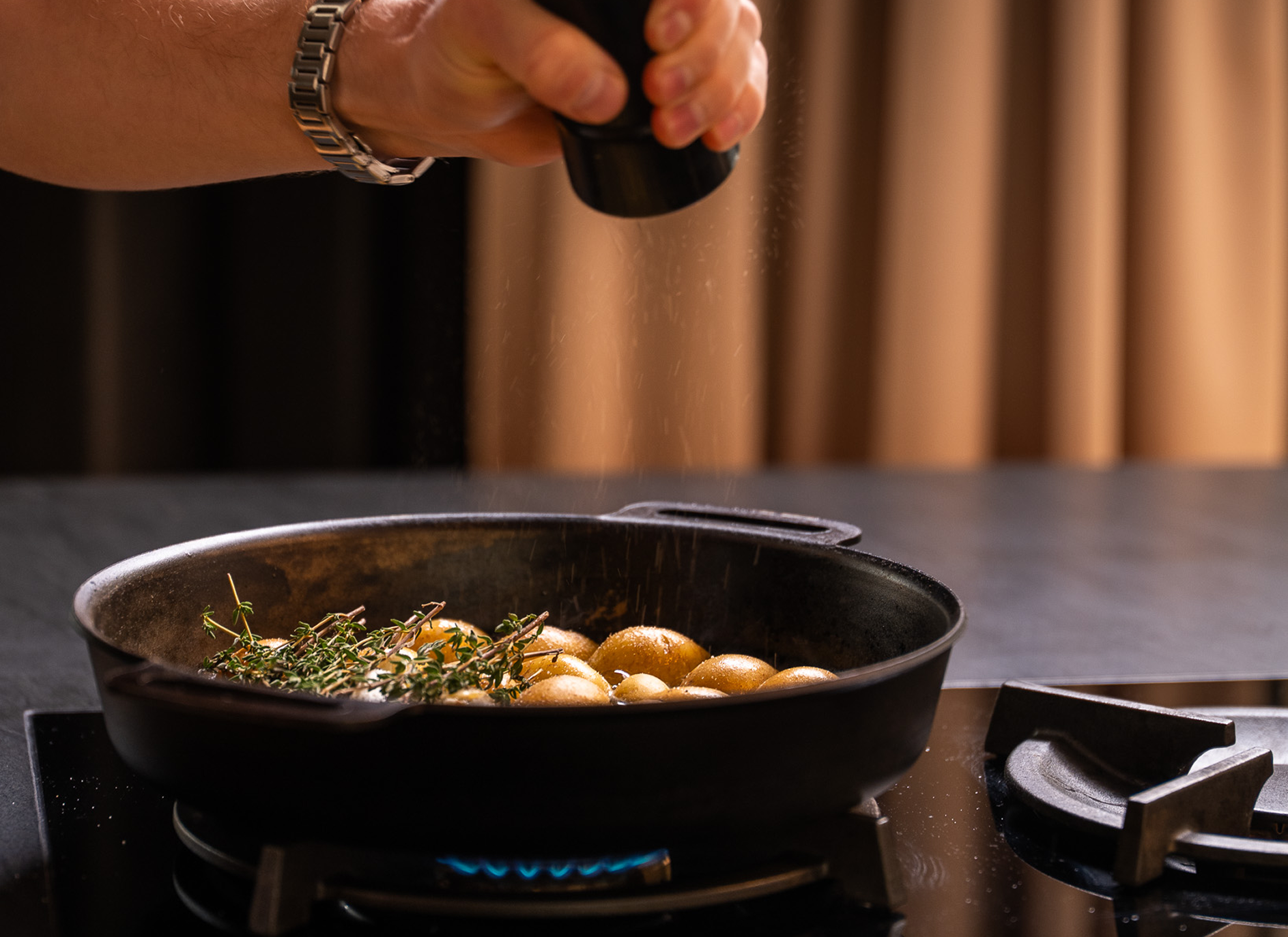 How to Use Your Dual-Handle Carbon Steel Frying Pan